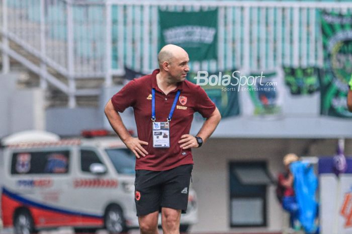 Pelatih PSM Makassar, Bernardo Tavares, sedang memantau para pemainnya dalam laga pekan ke-29 Liga 1 2022 di Stadion Pakansari, Bogor, Jawa Barat, Kamis (9/3/2023).