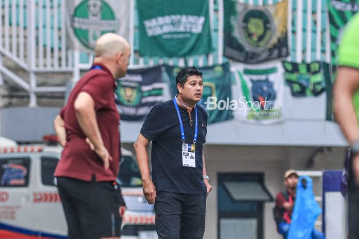 Pelatih Persikabo 1973, Aidil Sharin Bin Sahak (kanan), sedang memantau para pemainnya bertanding dalam laga pekan ke-29 Liga 1 2022 di Stadion Pakansari, Bogor, Jawa Barat, Kamis (9/3/2023).