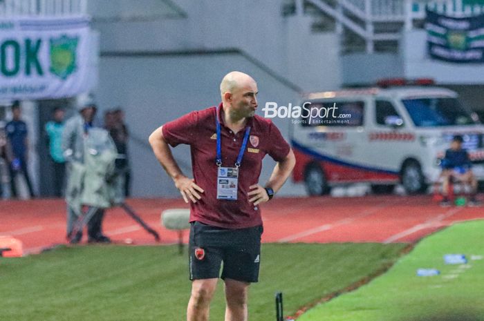 Pelatih PSM Makassar, Bernardo Tavares, sedang memantau para pemainnya dalam laga pekan ke-29 Liga 1 2022 di Stadion Pakansari, Bogor, Jawa Barat, Kamis (9/3/2023).