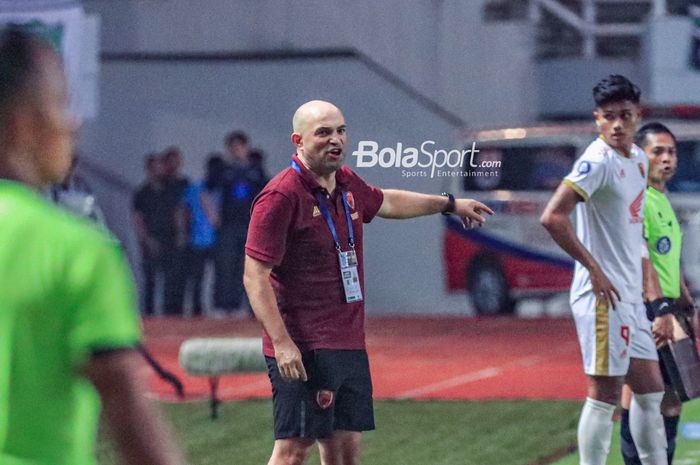 Pelatih PSM Makassar, Bernardo Tavares, sedang memberikan intruksi kepada para pemainnya saat bertanding dalam laga pekan ke-29 Liga 1 2022 di Stadion Pakansari, Bogor, Jawa Barat, Kamis (9/3/2023).
