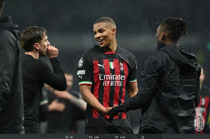 Malick Thiaw, merayakan kelolosan AC Milan ke babak perempat final Liga Champions bersama Alexis Saelemaekers dan Rafael Leao.