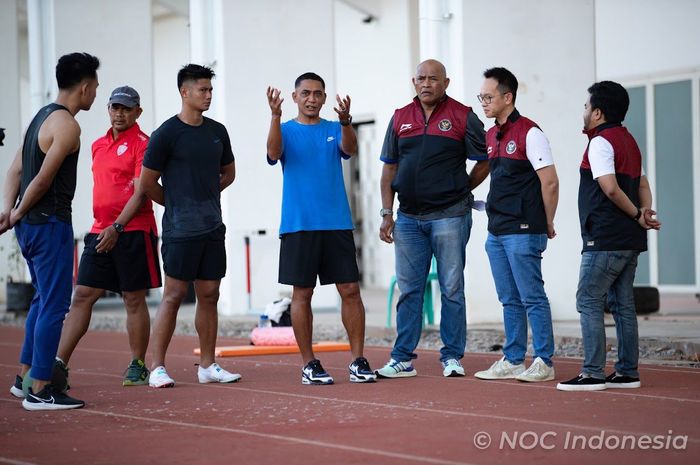 Chef de Misson (CdM) SEA Games 2023 Kamboja, Lexyndo Hakim saat berkunjung ke pelatnas atletik di Stadion Madya, Senayan, Jakarta, Rabu (8/3/2023)