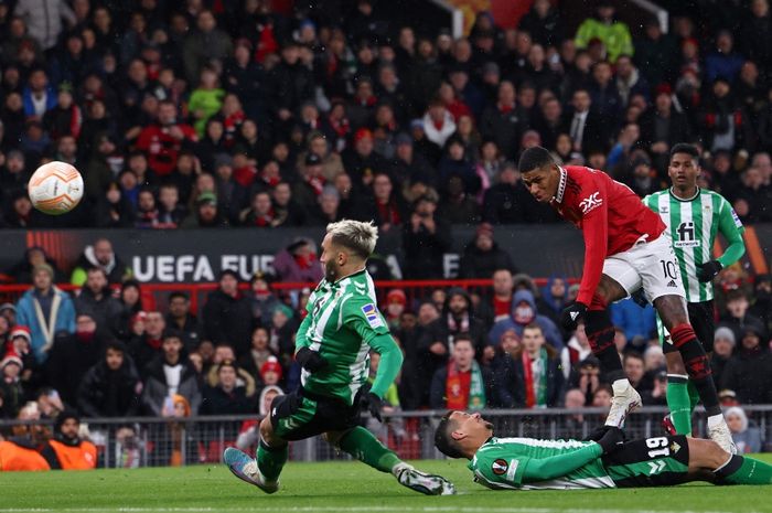 Striker Manchester United, Marcus Rashford, mencetak gol ke gawang Real Betis pada partai leg pertama babak 16 besar Liga Europa 2022-2023 di Old Trafford, Kamis (9/3/2023).