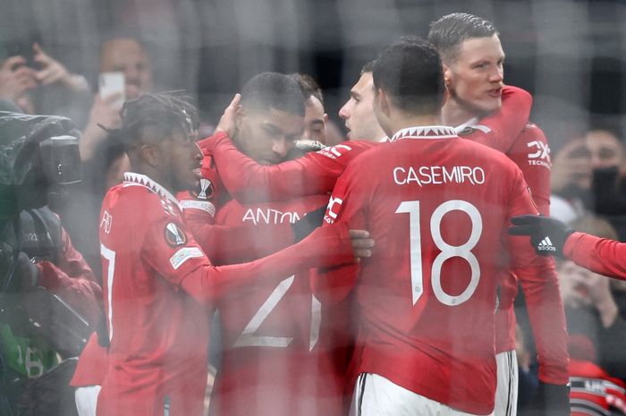 Para pemain Manchester United merayakan gol yang dicetak Marcus Rashford ke gawang Real Betis dalam laga leg pertama babak 16 besar Liga Europa 2022-2023 di Stadion Old Trafford, Kamis (9/3/2023).