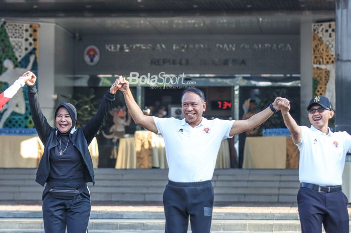 Menteri Pemuda dan Olahraga Republik Indonesia, Zainudin Amali (tengah), sedang senam bersama dengan jajarannya di Kantor Kemenpora, Senayan, Jakarta, Jumat (10/3/2023).