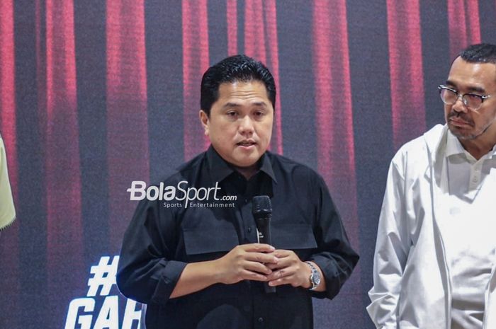 Ketua Umum PSSI, Erick Thohir, sedang memberikan keterangan kepada awak media di GBK Arena, Senayan, Jakarta, Jumat (10/3/2023).