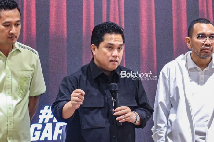 Ketua Umum PSSI, Erick Thohir, sedang memberikan keterangan kepada awak media di GBK Arena, Senayan, Jakarta, Jumat (10/3/2023).