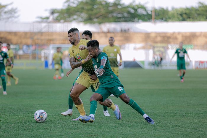 Suasana pertandingan antara Barito Putera vs Persebaya Surabaya, pada laga pekan ke-29 Liga 1 2022/2023 di Stadion Demang Lehman, Martapura, Kamis (9/3/2023).