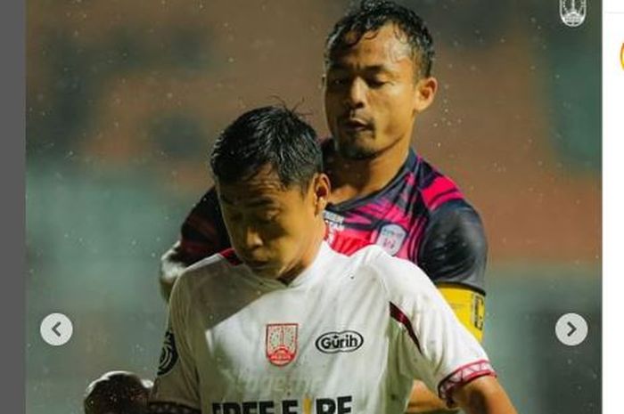 Bek RANS Nusantara FC, Arif Satria, tengah berduel dengan striker Persis Solo, Samsul Arif, pada laga pekan ke-29 Liga 1 2022-2023.