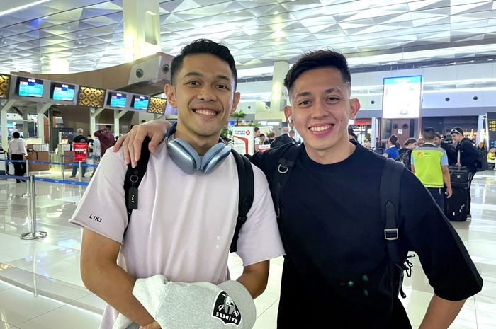 Pasangan ganda putra Indonesia, Fajar Alfian/Muhammad Rian Ardianto, berpose jelang berngkat ke Birmingham di Bandara Soekarno Hatta, Cengkareng, Banten, Jumat (10/3/2023).