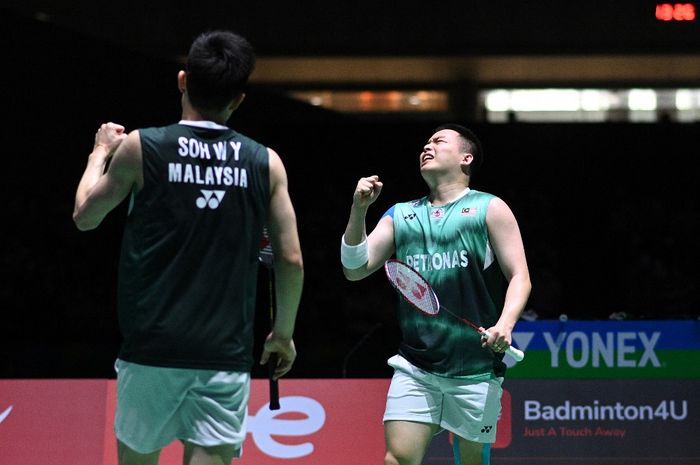 Pasangan ganda putra Malaysia, Aaron Chia/Soh Wooi Yik saat bertanding pada semifinal Kejuaraan Dunia 2022 di  Tokyo Metropolitan Gymnasium, Tokyo, Jepang, 27 Agustus 2022.