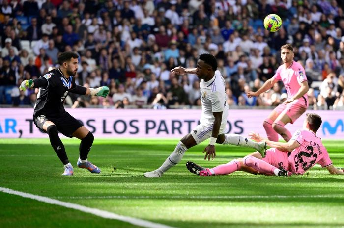 Aksi Vinicius Junior dalam laga Real Madrid vs Espanyol di Stadion Santiago Bernabeu, Sabtu (11/3/2023).