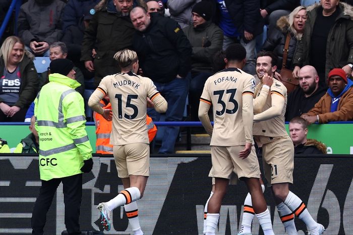 Bek Chelsea, Ben Chilwell (kanan), merayakan gol pembuka saat pertandingan sepak bola Liga Inggris  antara Leicester City dan Chelsea di Stadion King Power, Sabtu (11/3/2023)