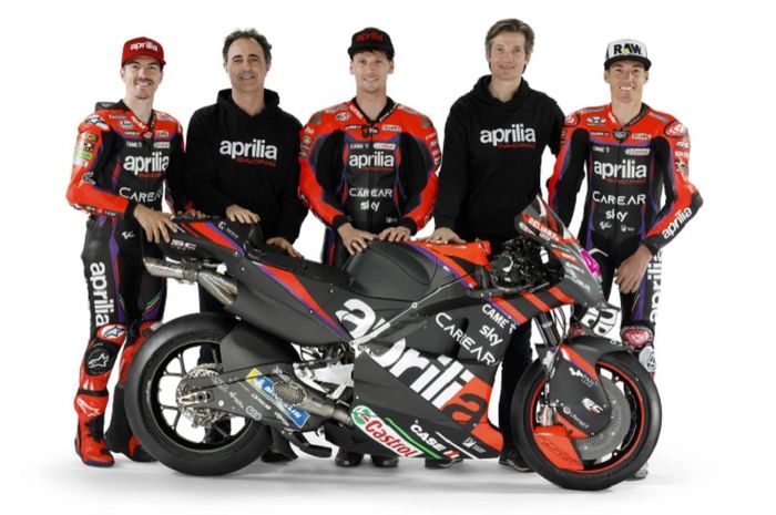 Tim Aprilia Racing meluncurkan livery baru RS-GP untuk MotoGP 2023 dengan dominasi warna hitam yang lebih garang, Jumat (10/3/2023).