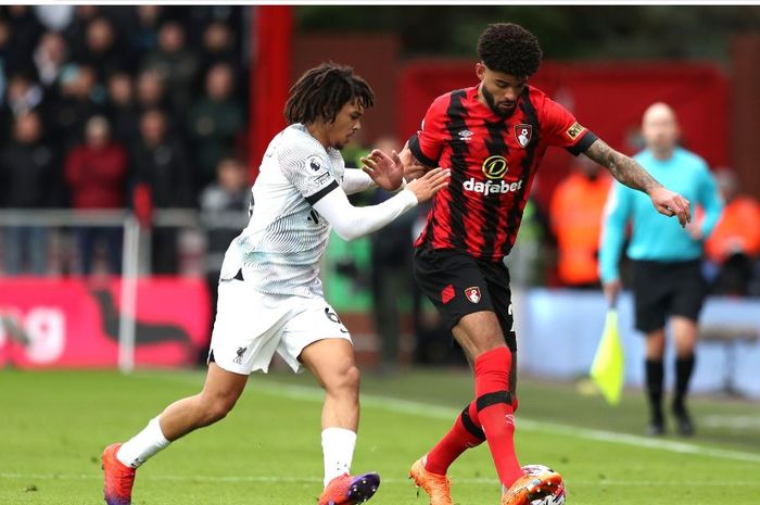 Bek kanan Liverpool, Trent Alexander-Arnold, berebut bola dengan gelandang Bournemouth, Philip Billing, dalam matchday 27 Liga Inggris 2022-2023 di Vitality Stadium, Sabtu (11/3/2023).