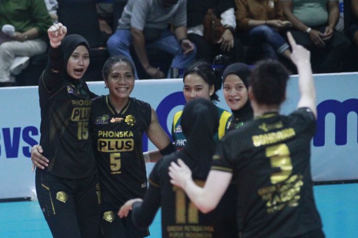 Selebrasi Tim Gresik Petrokimia Pupuk Indonesia pada pertandingan melawan Jakarta BIN pada seri terakhir babak final four Proliga 2023 di  Sritex Arena Solo, Sabtu (11/3/2023)