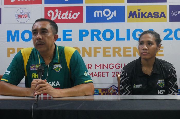 Pelatih dan pemain Gresik Petrokimia Pupuk Indonesia, Ayub Hidayat (kiri) dan Mediol Stiovanny Yoku (kanan) pada konferensi pers usai pertandingan final four Proliga 2023 di GOR Sritex Arena, Solo, Jawa Tengah, Sabtu (11/3/2023).