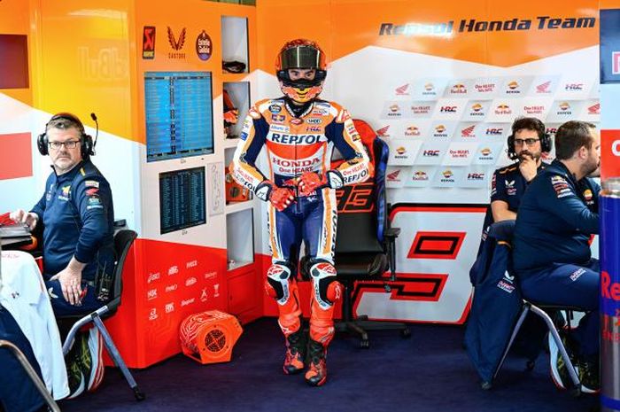 Pembalap Repsol Honda, Marc Marquez, saat bersiap menjalani tes pramusim MotoGP Portugal 2023, Sabtu (11/3/2023).