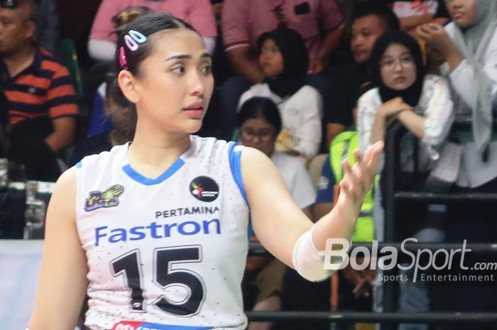 Pemain bintang Jakarta Pertamina Fastron, Yolla Yuliana, di sela-sela pertandingan menghadapi Bandung BJB Tandamata pada final four Proliga 2023 di GOR Sritex Arena, Solo, Jawa Tengah, 12 Maret 2023.