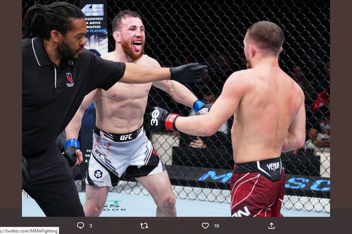 Merab Dvalishvili (celana putih) mengalahkan Petr Yan pada pertandingan kelas bantam dalam UFC Vegas 71 di UFC APEX, Las Vegas, Nevada, Amerika Serikat, 11 Maret 2023.