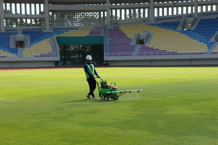 Stadion Manahan, Solo, dalam proses perawatan rumput jelang Piala Dunia U-20 2023, Minggu (12/3/2023).