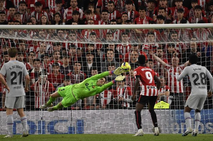 Kiper Barcelona, Marc-Andre ter Stegen, menghentikan laju bola saat bertemu Athletic Bilbao pada pekan ke-25 Liga Spanyol 2022-2023 di Stadion San Mames, Senin (13/3/2023) dini hari WIB.