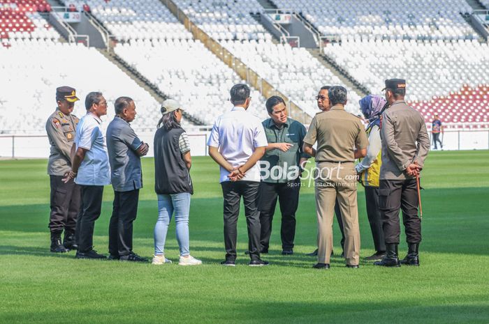 Ketua Umum PSSI, Erick Thohir (tengah), sedang berbincang dengan jajaran terkait saat memantau vaneu Piala Dunia U-20 2023 di Stadion Utama Gelora Bung Karno, Senayan, Jakarta, Senin (13/3/2023).