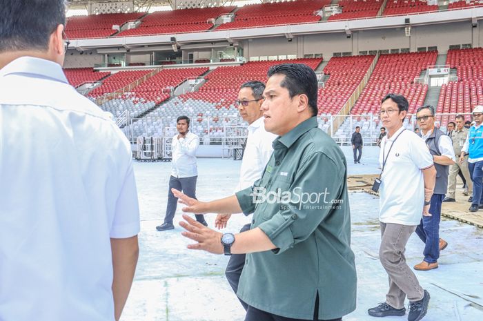 Ketua Umum PSSI, Erick Thohir, sedang meninjau salah satu vaneu Piala Dunia U-20 2023 di Stadion Utama Gelora Bung Karno, Senayan, Jakarta, Senin (13/3/2023).