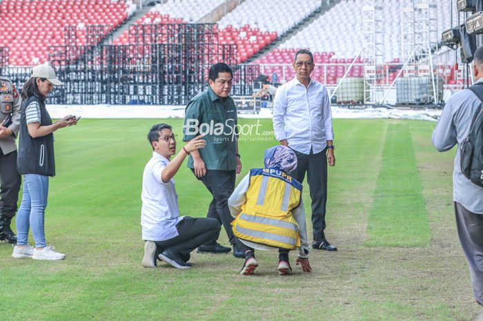 Ketua Umum PSSI, Erick Thohir (tengah), sedang memantau vaneu Piala Dunia U-20 2023 di Stadion Utama Gelora Bung Karno, Senayan, Jakarta, Senin (13/3/2023).