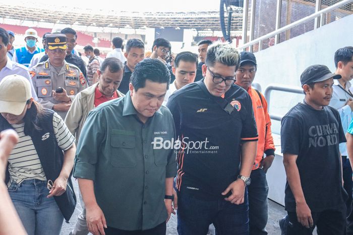 Ketua Umum PSSI, Erick Thohir (kiri), sedang berkomunikasi dengan Diky Soemarno (kanan) selaku Ketua The Jakmania di Stadion Gelora Bung Karno, Senayan, Jakarta, Senin (13/3/2023).