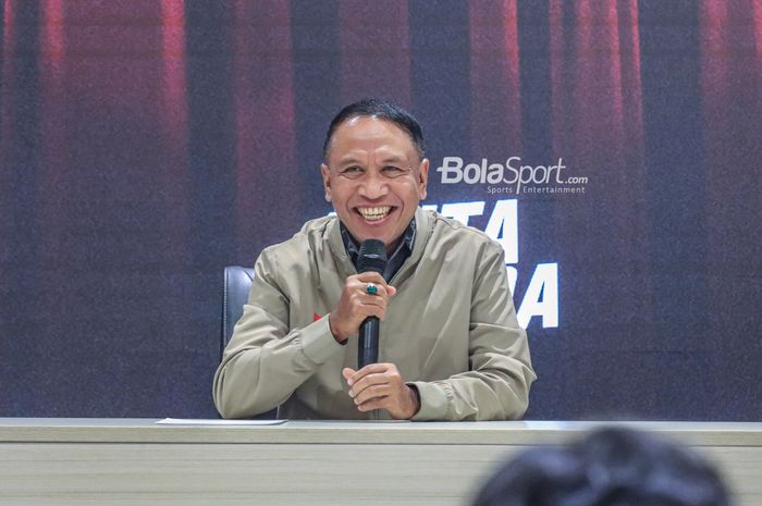 Wakil Ketua Umum PSSI 1, Zainudin Amali, sedang memberikan keterangan kepada awak media di GBK Arena, Senayan, Jakarta, Senin (13/3/2023).