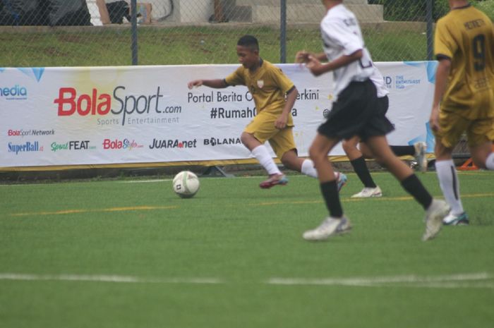 Pemain mengiring bola dalam pertandingan Asiana versus Sukmajaya pada Liga Fair Play U-14 di Ayo Arena, Sentul City, Bogor, 12 Maret 2023.