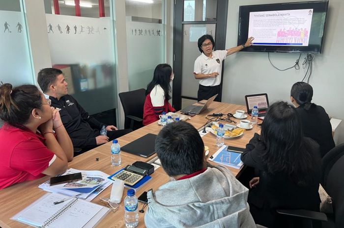 Ketua Bidang Sepak Bola Wanita, Papat Yunisal saat menjelaskan perkembangan sepak bola di depan perwakilan FIFA Women&rsquo;s Footbal Expert, Simon Toselli, Senin (13/3/2023).