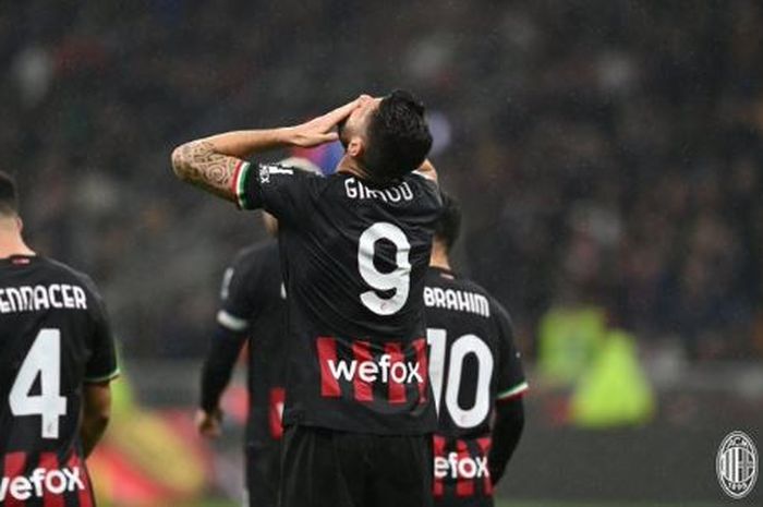 Striker AC Milan, Olivier Giroud, merayakan gol ke gawang Salernitana dalam laga Liga Italia di Stadion San Siro, Senin (13/3/2023).