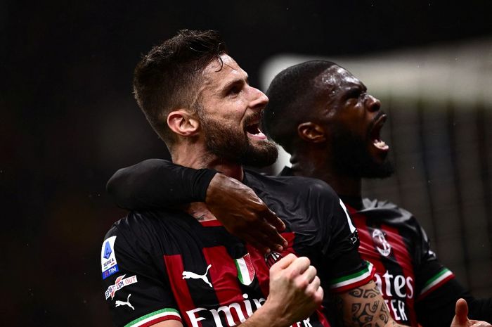 Striker AC Milan, Olivier Giroud, merayakan gol ke gawang Salernitana dalam laga Liga Italia di Stadion San Siro, Senin (13/3/2023).