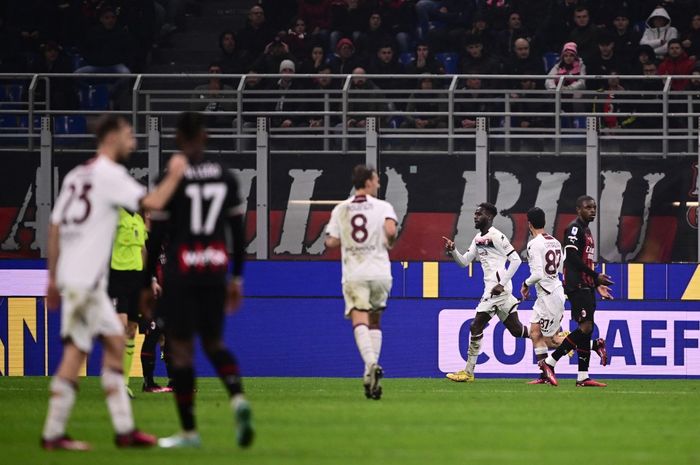 Para pemain Salernitana merayakan gol Boulaye Dia ke gawang AC Milan dalam laga Serie A di Stadion San Siro, Senin (13/3/2023). Turunkan 4 pemain belakang murah meriah, Milan tak jadi naik posisi di klasemen Liga Italia.