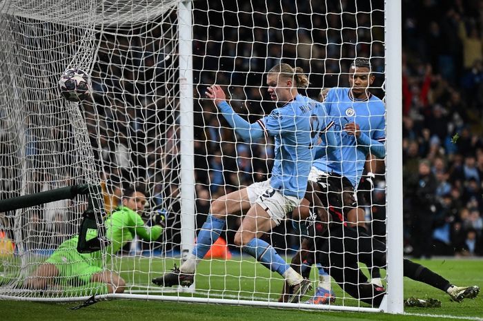 Gol Erling Haaland yang lahir dari pantulan di garis gawang dalam duel Manchester City vs RB Leipzig di babak 16 besar Liga Champions (14/3/2023).