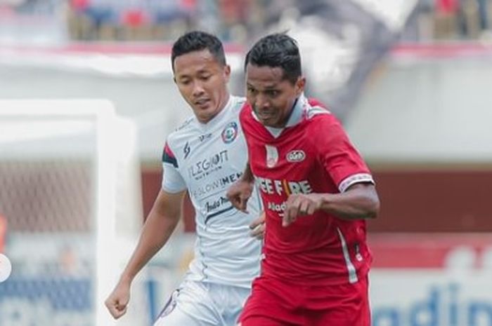 Abuh Lestaluhu berduel dengan Dendy Santoso saat laga Persis Solo vs Arema FC di pekan ke-30 Liga 1 2022/2023, Rabu (15/3).