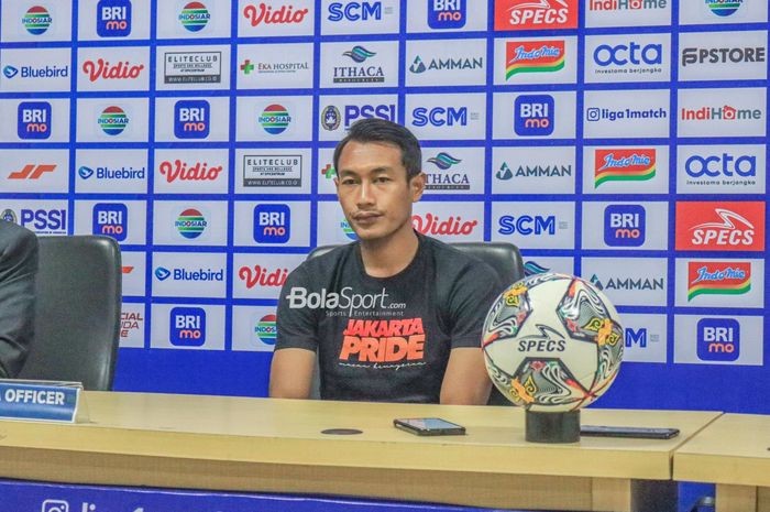 Bek Persija Jakarta, Hansamu Yama Pranata, saat menghadiri sesi jumpa pers jelang laga pekan ke-31 Liga 1 2022 di Stadion Wibawa Mukti, Cikarang, Jawa Barat, Rabu (15/3/2023),