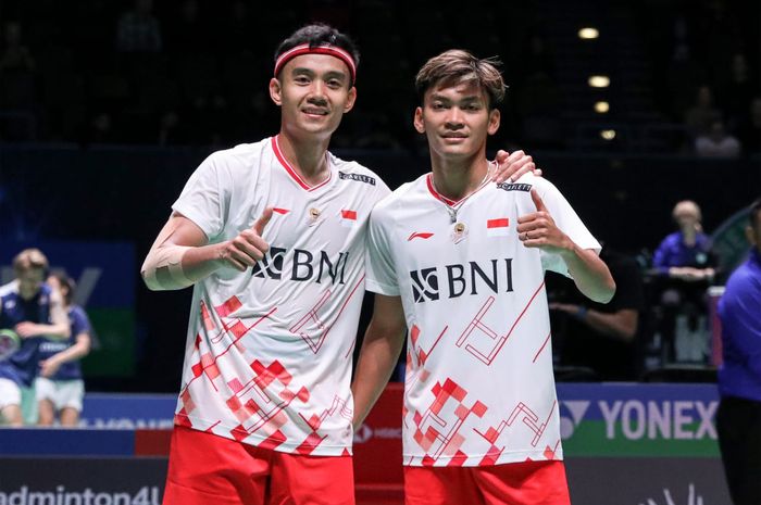 Pasangan ganda putra Indonesia, Muhammad Shohibul Fikri/Bagas Maulana, berpose setelah menjalani babak pertama All England Open 2023 di Utilita Arena, Birmingham, Inggris, Selasa (14/3/2023).