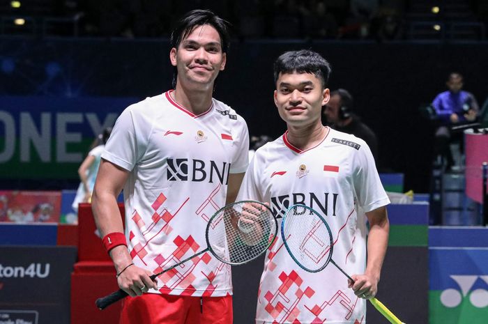 Leo Rolly Carnando/Daniel Marthin berpose usai memastikan kemenangan atas Aaron Chia/Soh Wooi Yik di babak 32 besar All England Open 2023, di Utilita Arena Birmingham, Inggris, Rabu (15/3/2023).