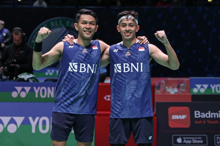 Fajar Alfian/Muhammad Rian Ardianto berpose usai memastikan kemenangan atas Kang Min-hyuk/Seo Seung-jae (Korea Selatan) di babak 32 besar All England Open 2023, di Utilita Arena Birmingham, Inggris, Rabu (15/3/2023).