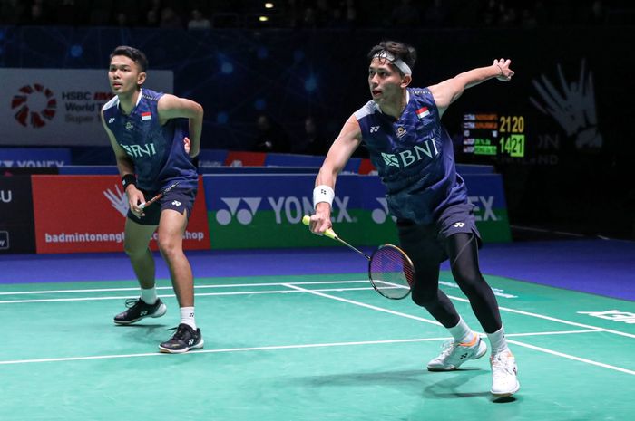 Ganda putra nomor satu dunia, Fajar Alfian/Muhammad Rian Ardianto (Indonesia) saat beraksi pada babak pertama All England Open 2023 melawan Kang Min-hyuk/Seo Seung-jae (Korea Selatan), di Utilita Arena Birmingham, Inggris, Rabu (15/3/2023).