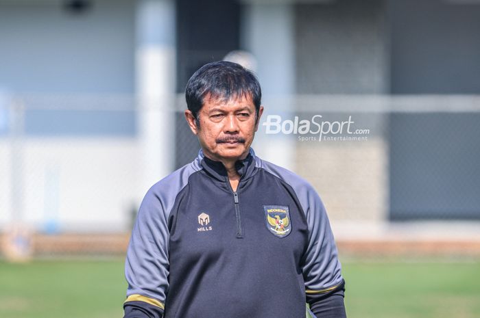 Pelatih timnas U-22 Indonesia, Indra Sjafri, sedang memantau para pemainnya berlatih di Lapangan B, Senayan, Jakarta, Kamis (16/3/2023).