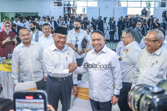 Zainudin Amali (kanan) dan Muhadjir Effendy (kiri) sedang berfoto bersama dalam acara Serah Terima Jabatan Menteri Pemuda dan Olahraga Republik Indonesia di Kantor Kemenpora, Senayan, Jakarta, Kamis (16/3/2023).