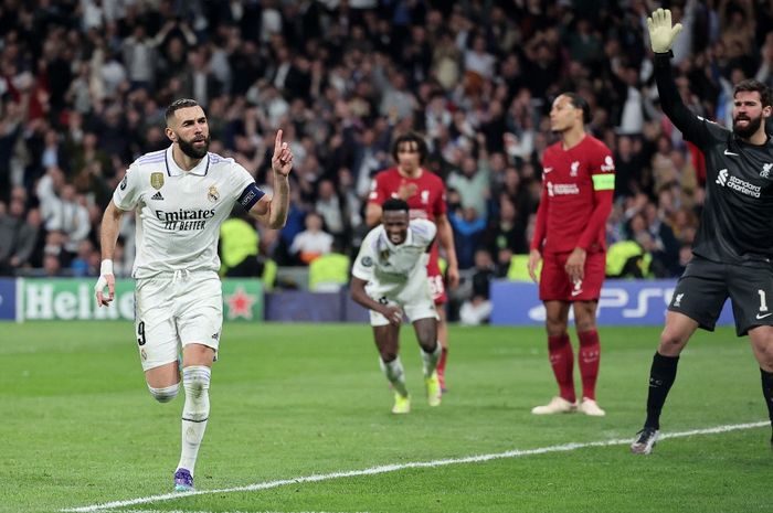 Striker Real Madrid, Karim Benzema, merayakan gol ke gawang Liverpool dalam laga leg kedua babak 16 besar Liga Champions di Stadion Santiago Bernabeu, Rabu (15/3/2023).