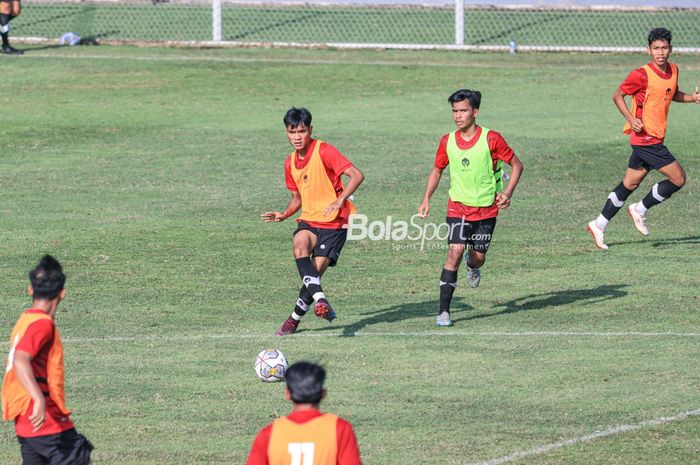 Brylian Aldama (kiri) sedang mengoper bola dan dibayangi David Maulana (kanan) dalam sesi latihan timnas U-22 Indonesia di Lapangan B, Senayan, Jakarta, Kamis (16/3/2023).