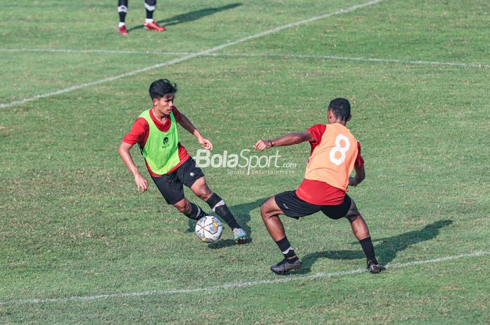 David Maulana (kiri) sedang menguasai bola dalam sesi latihan bersama timnas U-22 Indonesia di Lapangan B, Senayan, Jakarta, Kamis (16/3/2023).