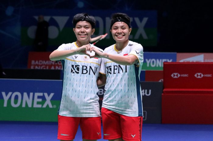 Pasangan ganda putri Indonesia, Apriyani Rahayu/Siti Fadia Silva Ramadhanti, berpose setelah memastikan diri ke babak perempat final  All England Open 2023 di Utilita Arena, Birmingham, Inggris, Kamis (16/3/2023).