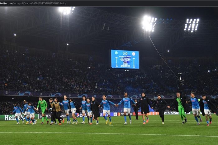 Para pemain Napoli merayakan kesuksesan melaju ke babak perempat final Liga Champions untuk pertama kalinya dalam sejarah klub.